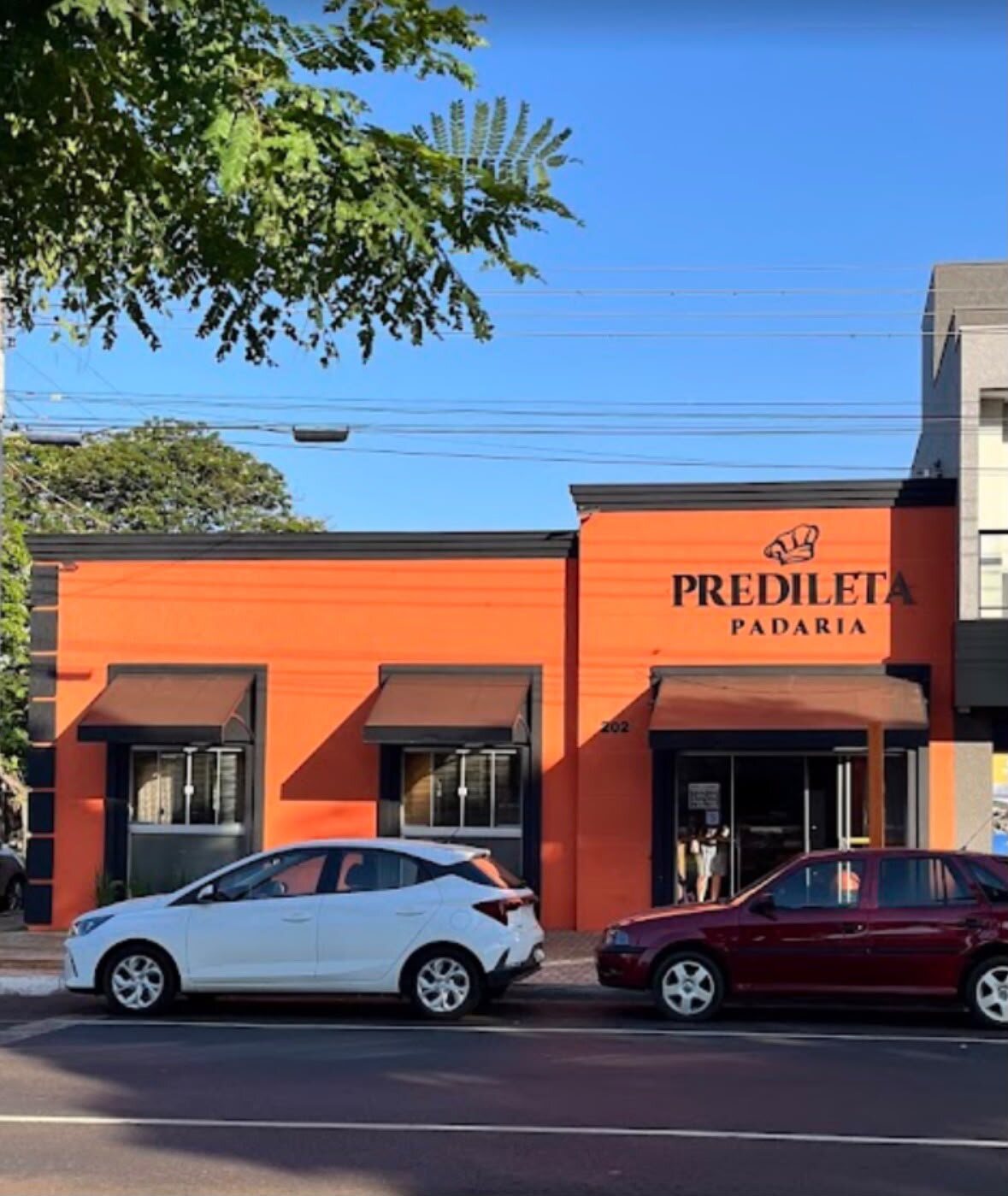 Fachada laranja da Predileta Padaria na Av. Cel. Otávio Tosta, 202